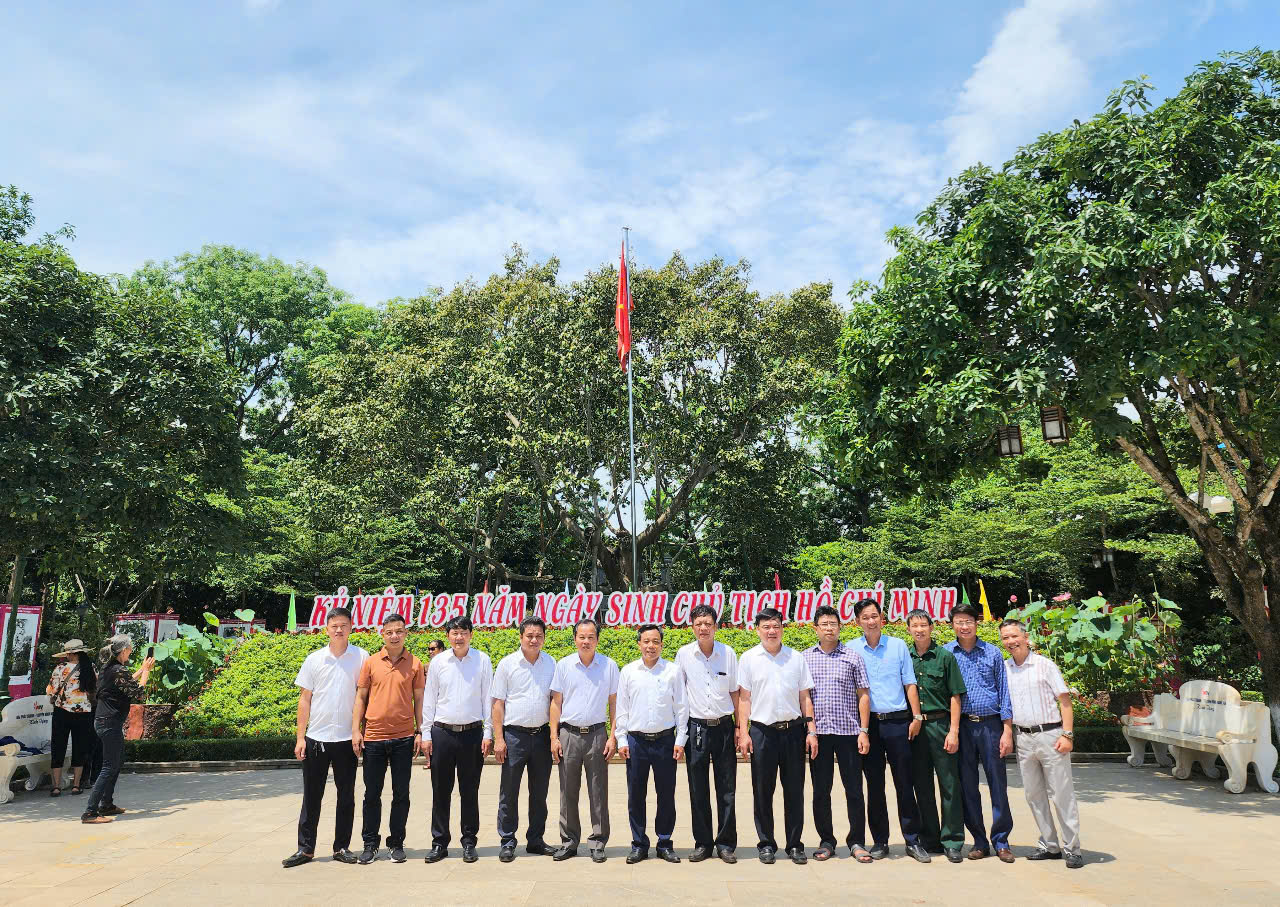 Trường Đại học sư phạm Kỹ thuật Vinh dâng hoa, dâng hương kỷ niệm 135 năm ngày sinh Chủ tịch Hồ Chí Minh